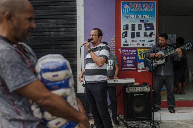 Moises Colares, 39, missionário da Assembleia de Deus, prega em "portunhol" nas ruas de Pacaraima (RR) - Avener Prado/Folhapress