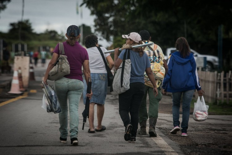 Do lado brasileiro da fronteira, pessoas Travessia na fronteira entre Brasil e Venezuela - Bruno Santos/ Folhapress